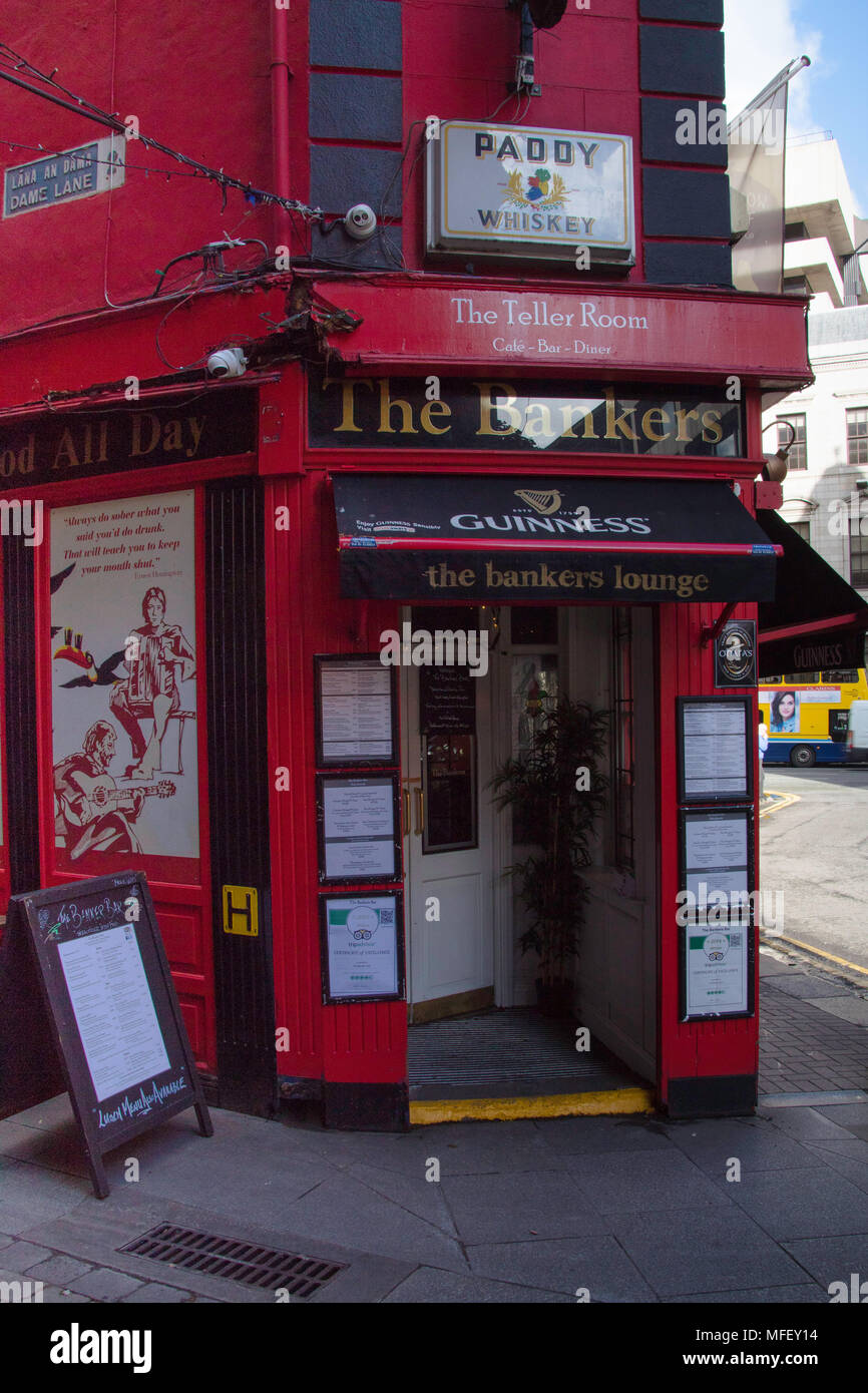 I banchieri Pub davanti la porta di ingresso, Dublino, Irlanda, Europa Foto Stock