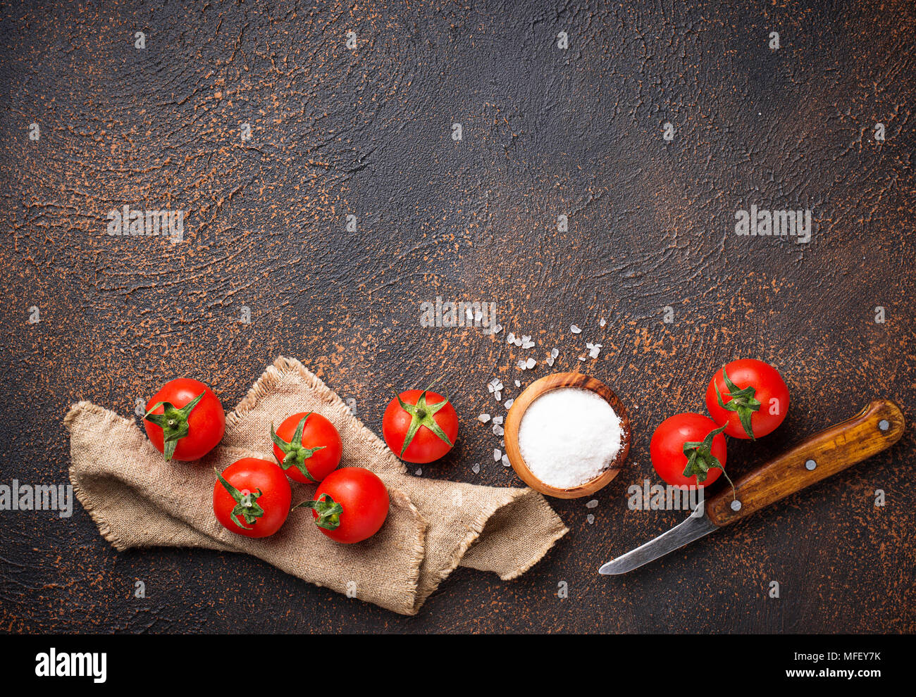 Freschi pomodori ciliegia su sfondo arrugginito Foto Stock