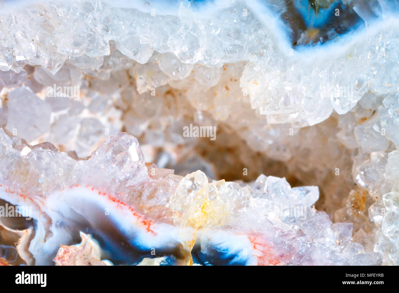 Le riprese in modalità Macro della pietra naturale. La texture del minerale di Geode calcedonio. Abstract background. Foto Stock