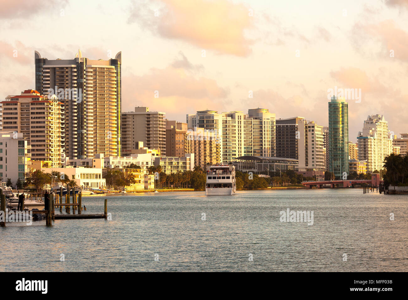 Edifici a North Beach e metà Beach, Miami Beach, Florida, Stati Uniti d'America Foto Stock