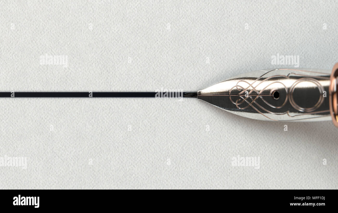 Una vista ingrandita di un raffinato pennino metallico di una vecchia penna stilografica il disegno di una retta linea di inchiostro su una trama della superficie della carta - 3D render Foto Stock