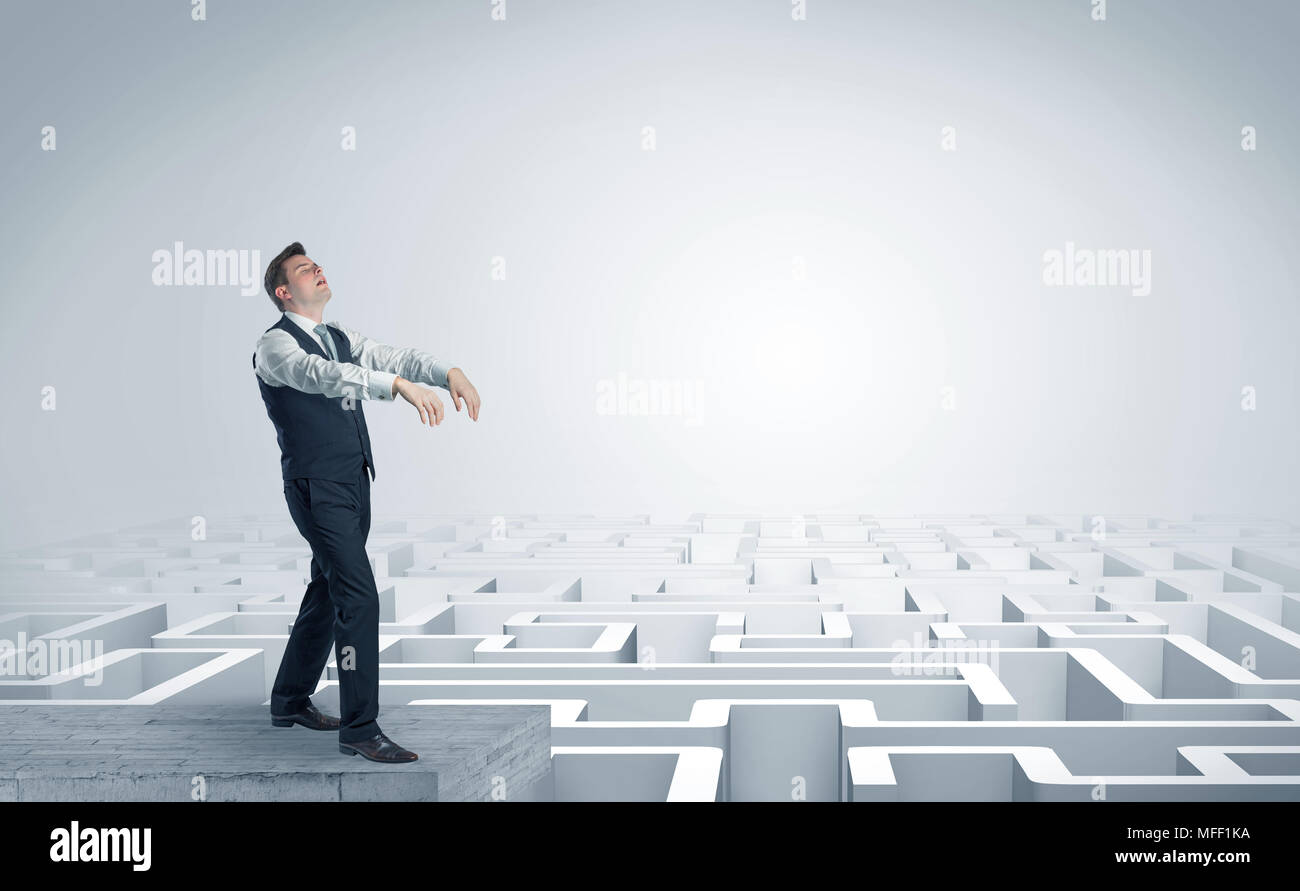 Zombi imprenditore elegante sulla parte superiore di un labirinto Foto Stock