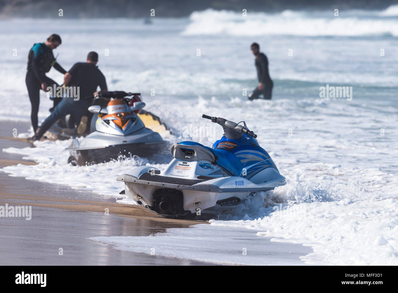 Una Yamaha Jetski sul litorale a Fistral Beach in Newquay in Cornovaglia. Foto Stock