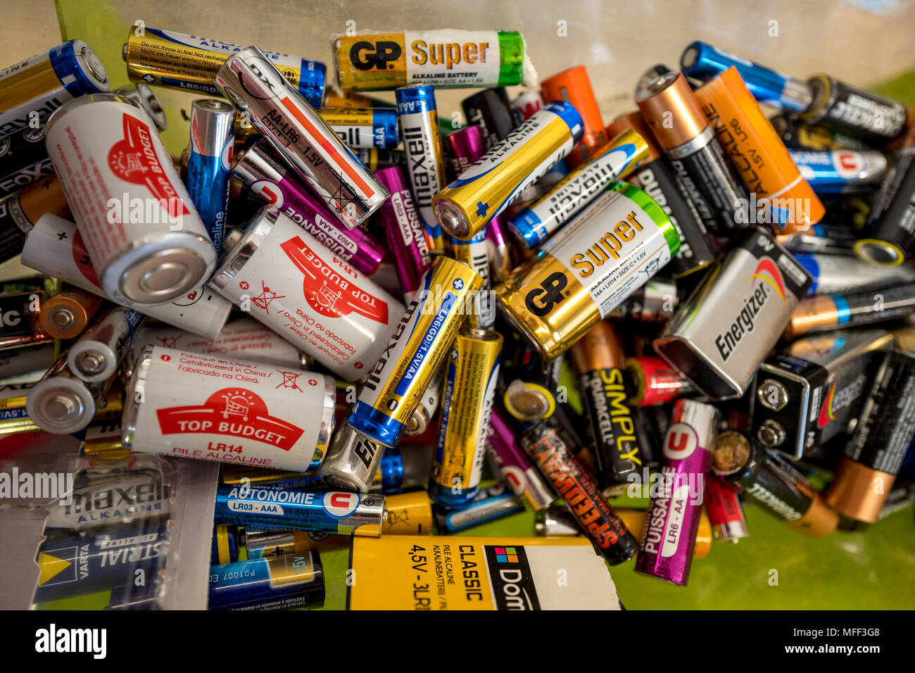 Riciclaggio della batteria dalla stazione di Pons in Poitou-Charente, Francia Foto Stock