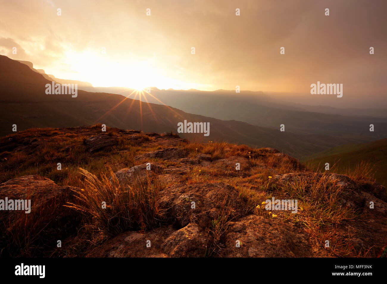 Impostazione di Sun sulle montagne del Royal Natal National Park Foto Stock