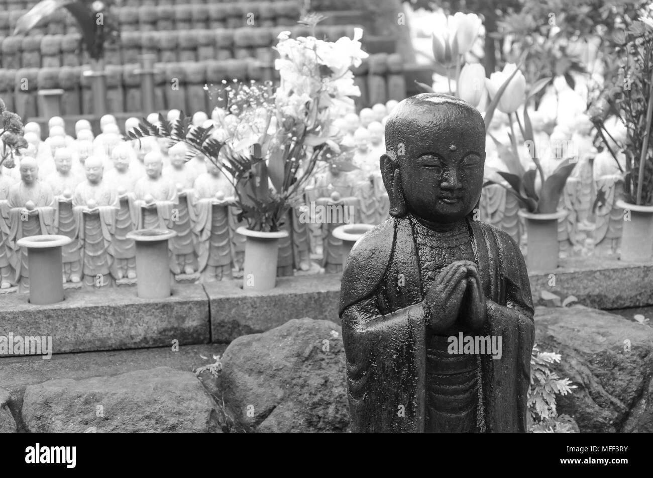 Giapponese monaci buddhisti statue, pregando e meditando Foto Stock