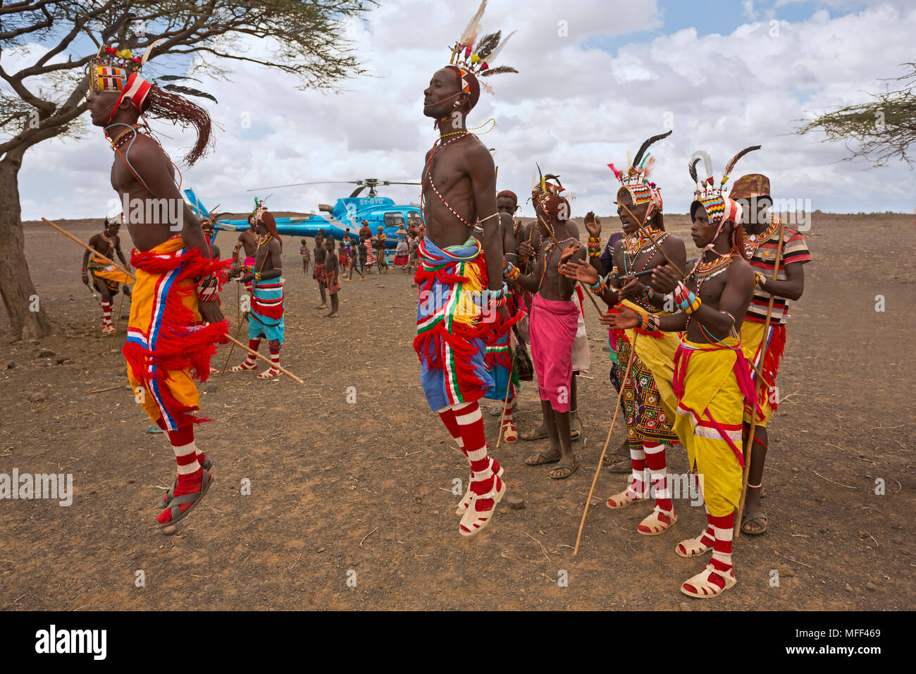Rendille uomini in abito tradizionale danza. Rendille persone sono una tribù che abitano nel nord del Kenya. Essi sono nomadi che tendono cammelli, pecore, capre e Foto Stock