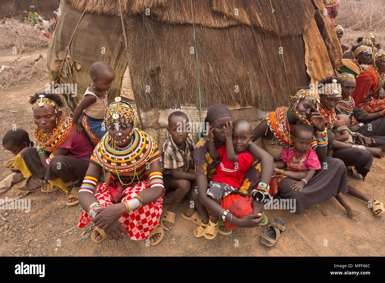 Rendille donne in abito tradizionale. Rendille persone sono una tribù che abitano nel nord del Kenya. Essi sono nomadi che tendono cammelli, ovini, caprini e bovini Foto Stock