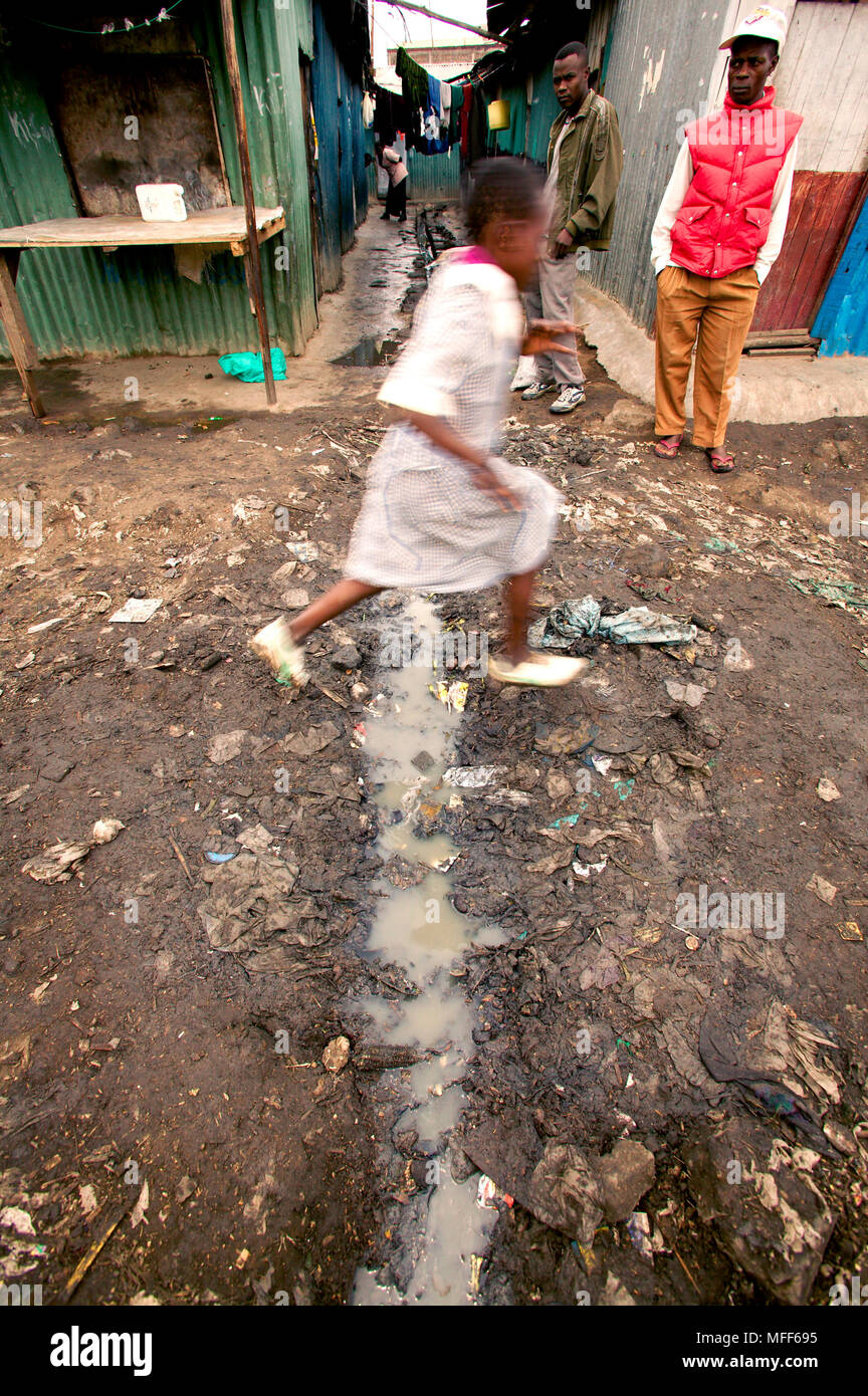 Corsi d'acqua inquinata in baraccopoli. Nairobi, Kenya, Africa Foto Stock