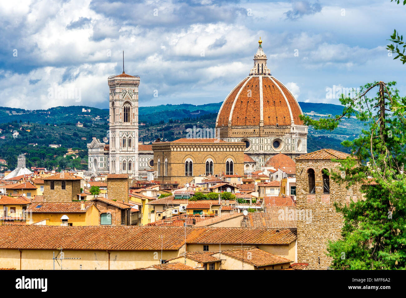 La cattedrale di Firenze e il Duomo si affacciano sui tetti tra gli altri edifici medievali. Foto Stock