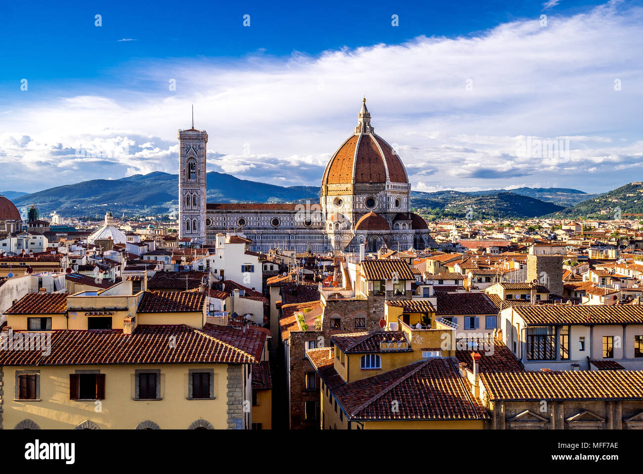 La cattedrale di Firenze e il Duomo si affacciano sui tetti tra gli altri edifici medievali. Foto Stock