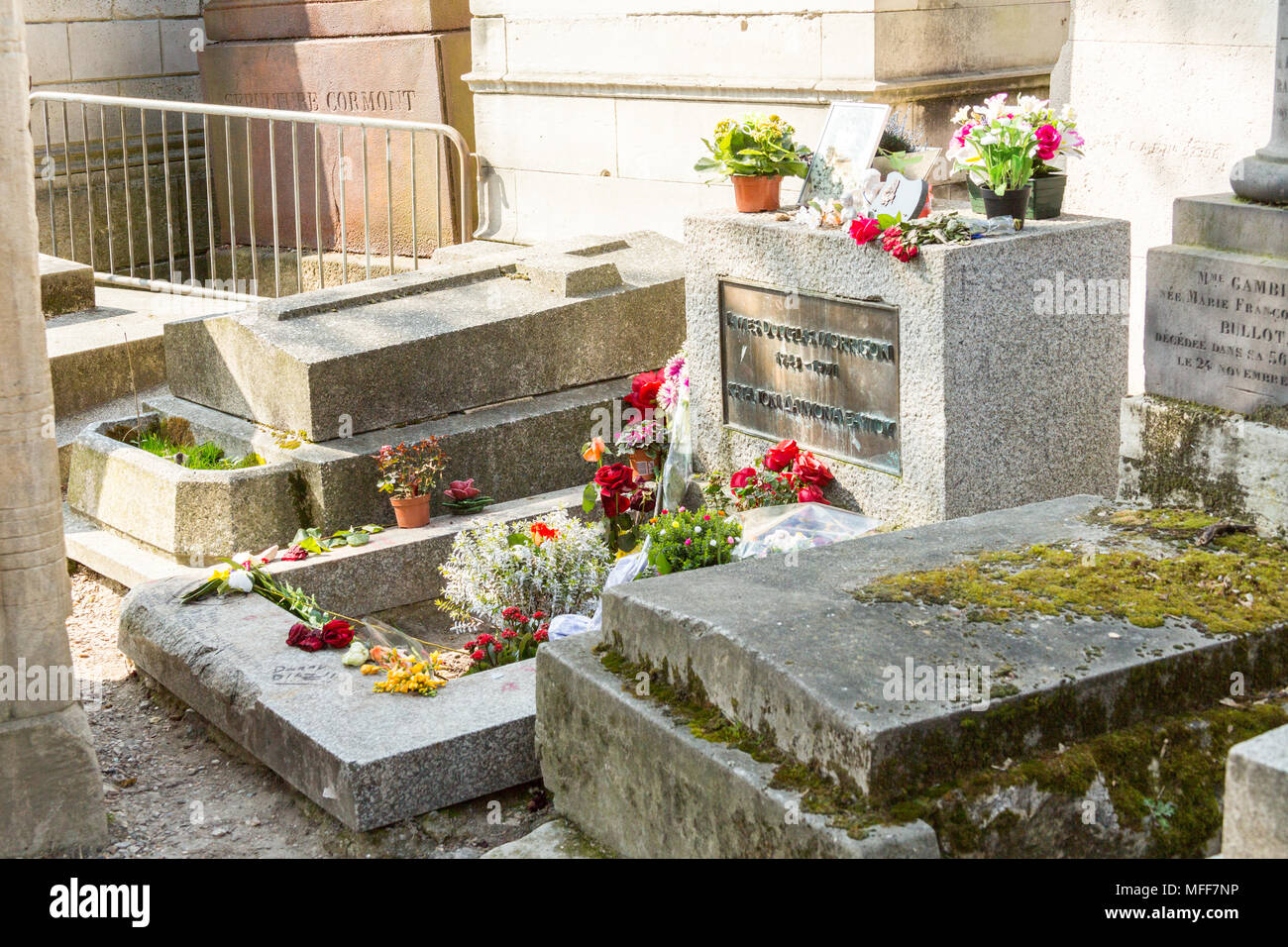 Parigi, Francia - 23 Marzo 2015: il cantante Rock Jim Morrison è sepolto nel cimitero di Père Lachaise di Parigi, Francia. Foto Stock