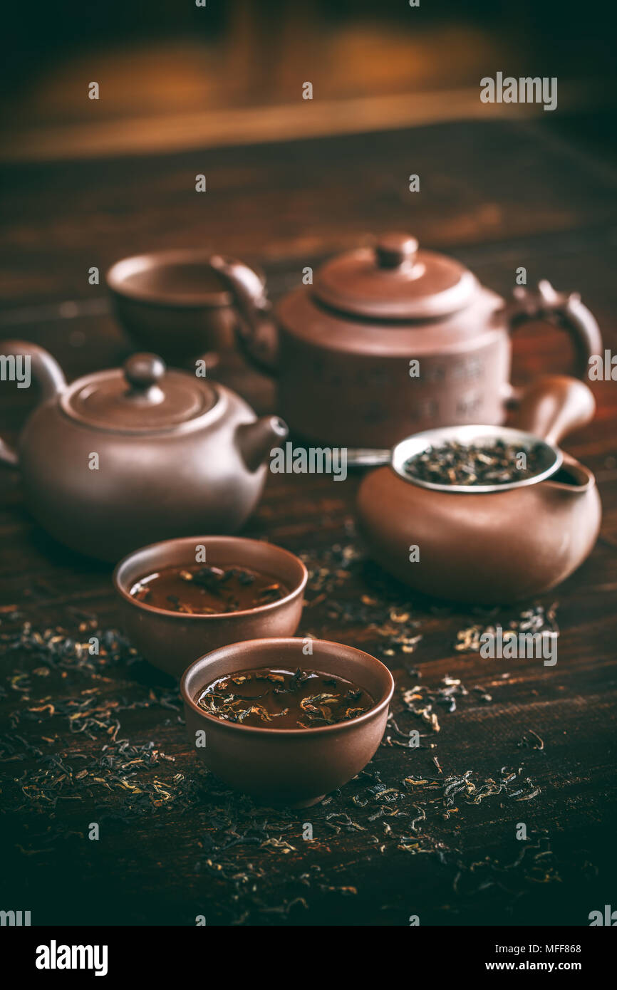 Cerimonia del tè cinese concetto su vintage tavolo in legno Foto Stock