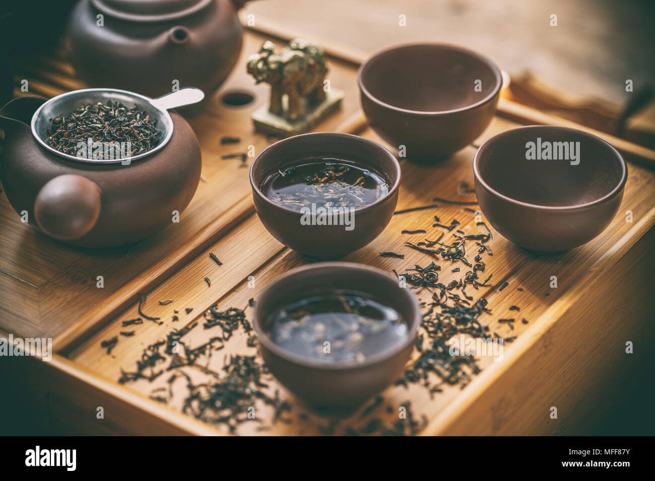 Cerimonia del tè cinese concetto sul vassoio di bambù Foto Stock