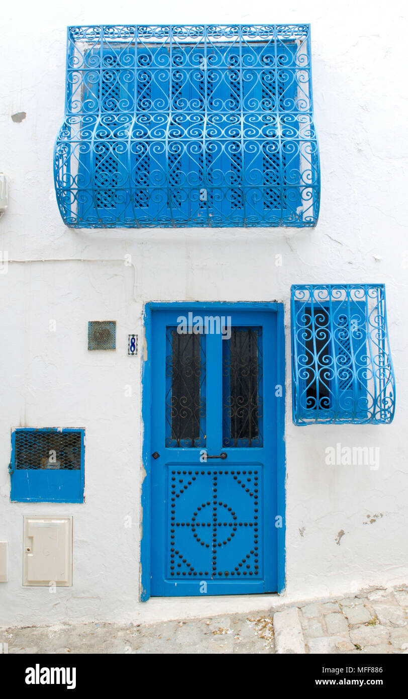 Design orientale porta blu con un disegno su una parete di argilla in Tunisia Foto Stock