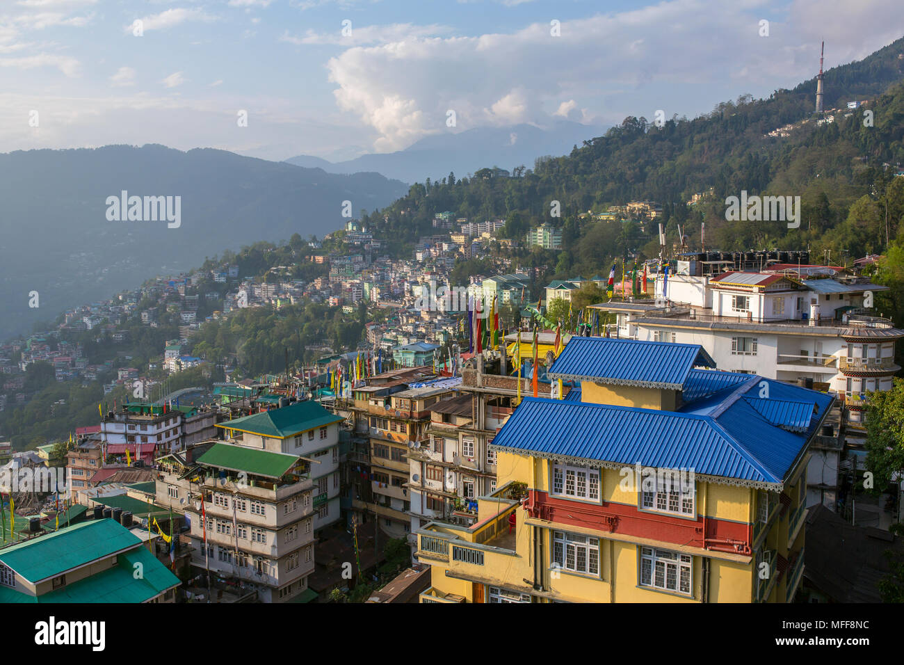 Bella vista aerea della città di Gangtok, capitale del Sikkim stato, India del Nord. Foto Stock