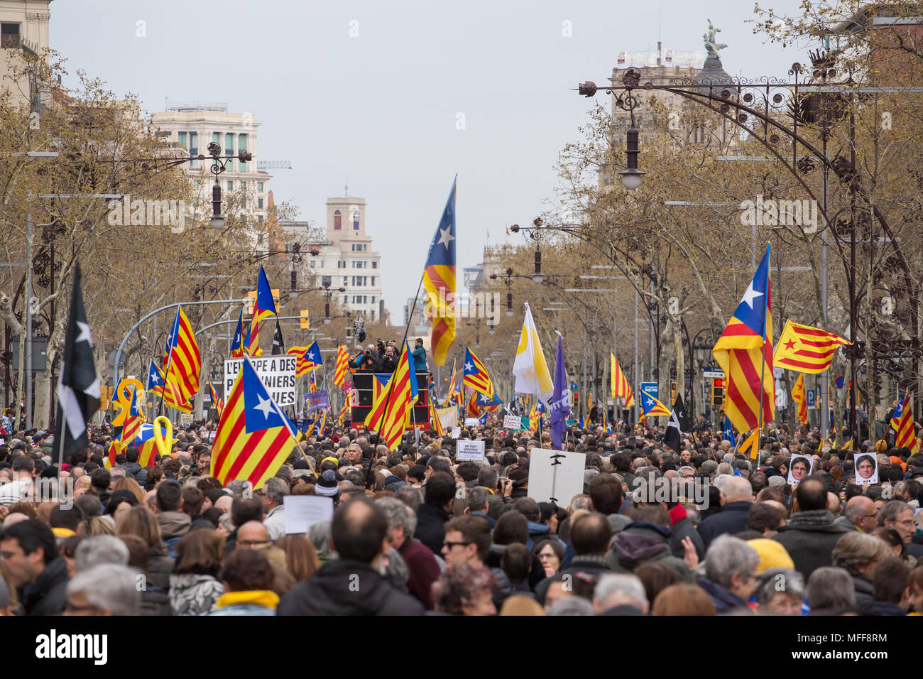 Barcellona, Spagna - 25 Marzo 2018: popolo catalano al rally che chiedono l indipendenza per la Catalogna Foto Stock