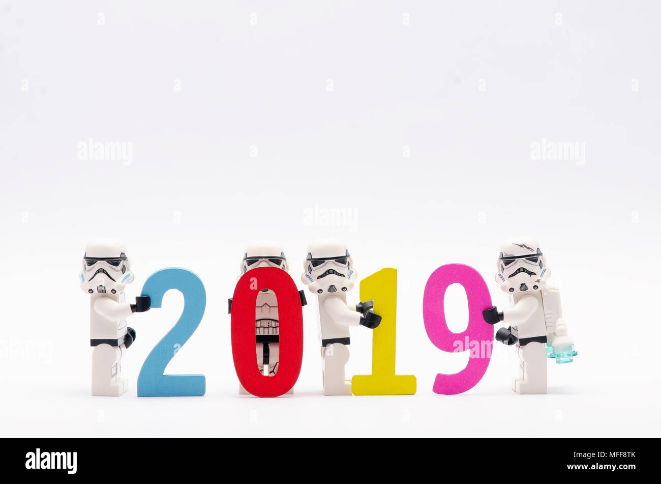 La mini figura di storm troopers numero dell'azienda assemblare il nuovo anno 2019 . Lego minifigures sono fabbricati da Lego. Foto Stock