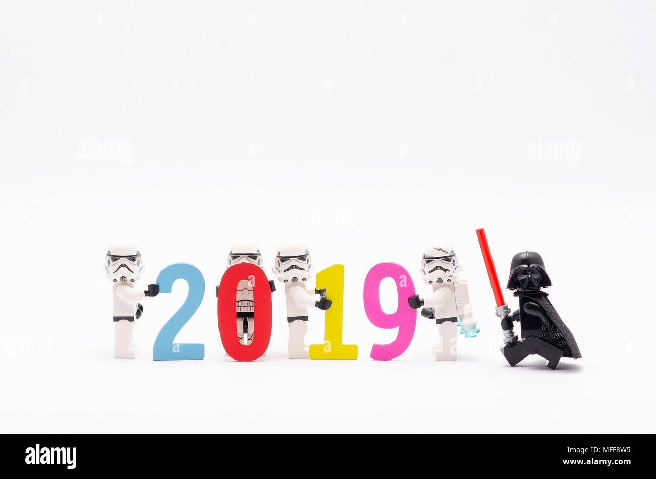 La mini figura di storm troopers numero dell'azienda assemblare il nuovo anno 2019 . Lego minifigures sono fabbricati da Lego. Foto Stock