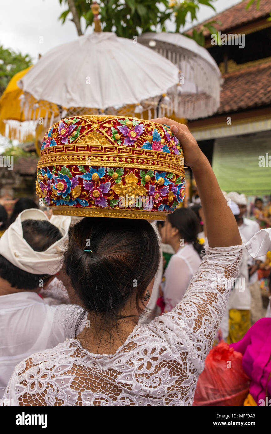 Bali, Indonesia - 17 Settembre 2016: Non identificato donna balinese con i religiosi offrono Galungan durante la celebrazione in Bali. Foto Stock