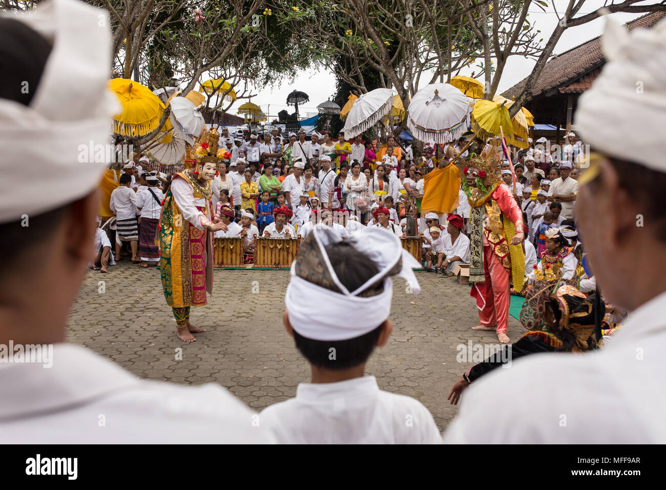 Bali, Indonesia - 17 Settembre 2016: Non identificato popolo balinese di eseguire in maschere tradizionali durante la celebrazione Galungan in Ubud, Bali Foto Stock