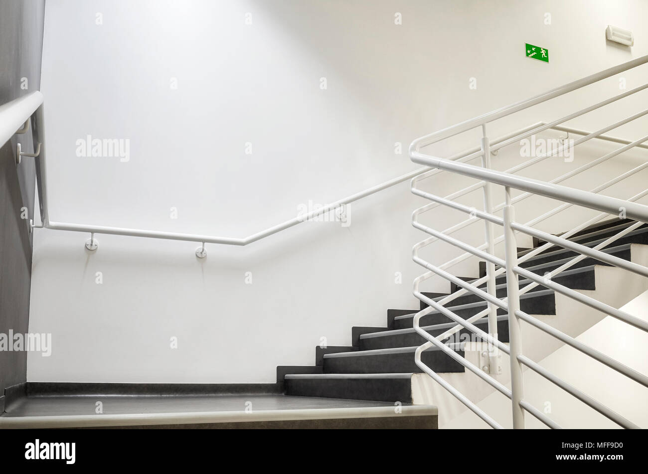 Moderna scala vuota con il muro bianco come per essere trovato in un ufficio, ospedale o un appartamento. Foto Stock