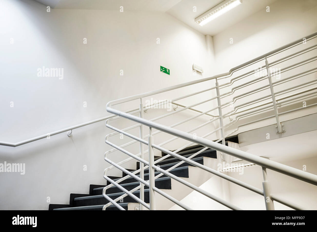 Moderna scala vuota con il muro bianco come per essere trovato in un ufficio, ospedale o un appartamento. Foto Stock