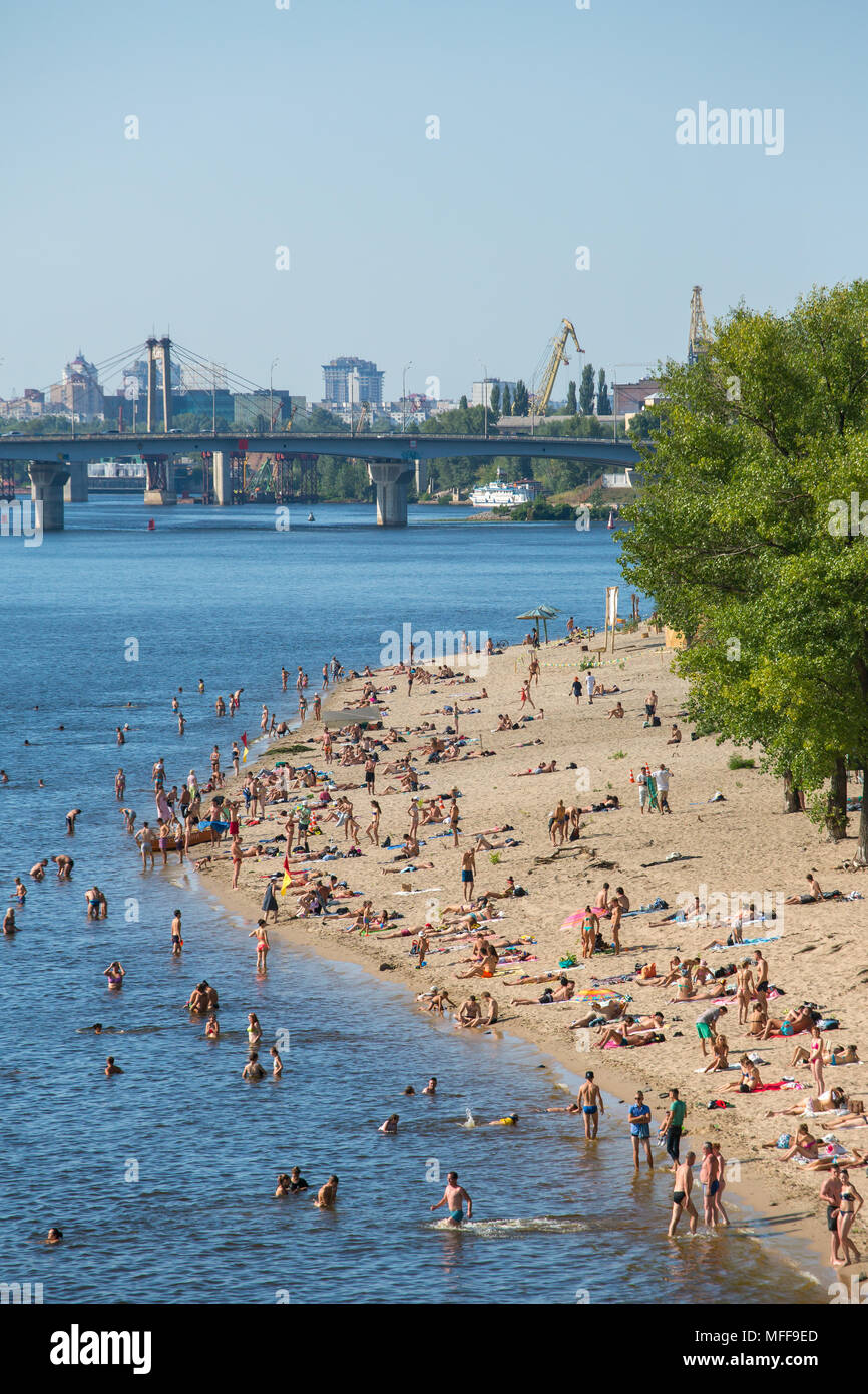 Kiev, Ucraina - 5 Agosto 2017 : spiaggia su Trukhaniv isola sul fiume Dnipro a Kiev in Ucraina. Foto Stock