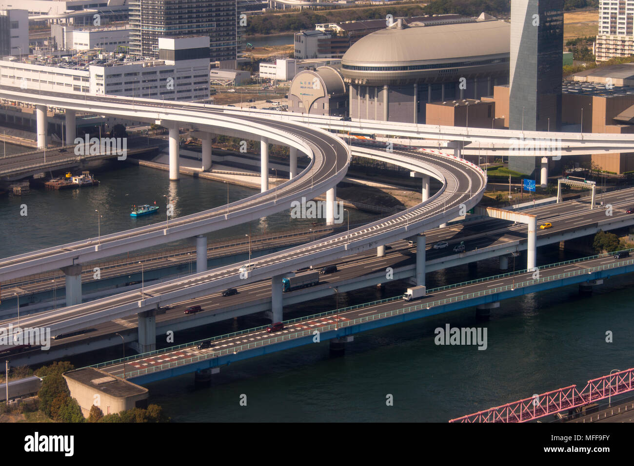 Intersezione stradale Ponte di Arcobaleno si avvicina, Tokyo Bay, Odaiba, Prefettura di Tokyo, Giappone. Foto Stock