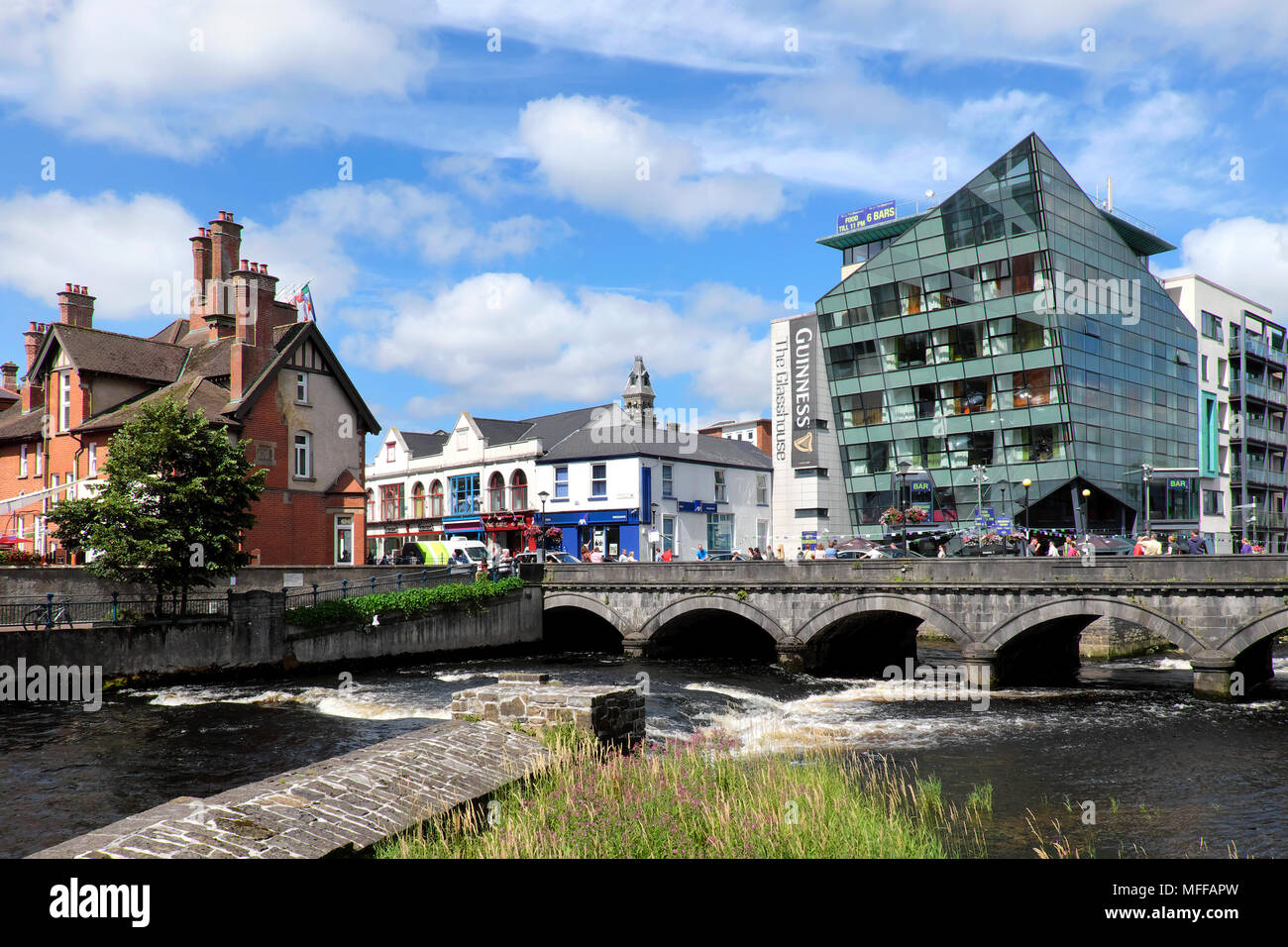 Il fiume Garavogue con Yeats Memorial Building (sinistra) e The Glasshouse Hotel (a destra), Sligo, nella contea di Sligo, Irlanda Foto Stock