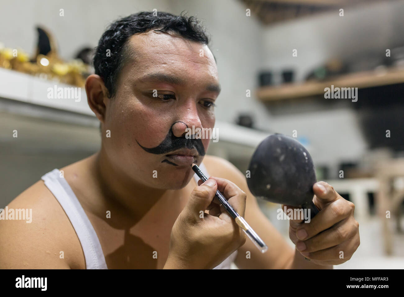 Ubud, Indonesia - 8 Agosto 2016: Unidentified artisti balinesi preparando per Kecak tradizionale danza del fuoco cerimonia nel tempio indù di Bali, Indonesia Foto Stock