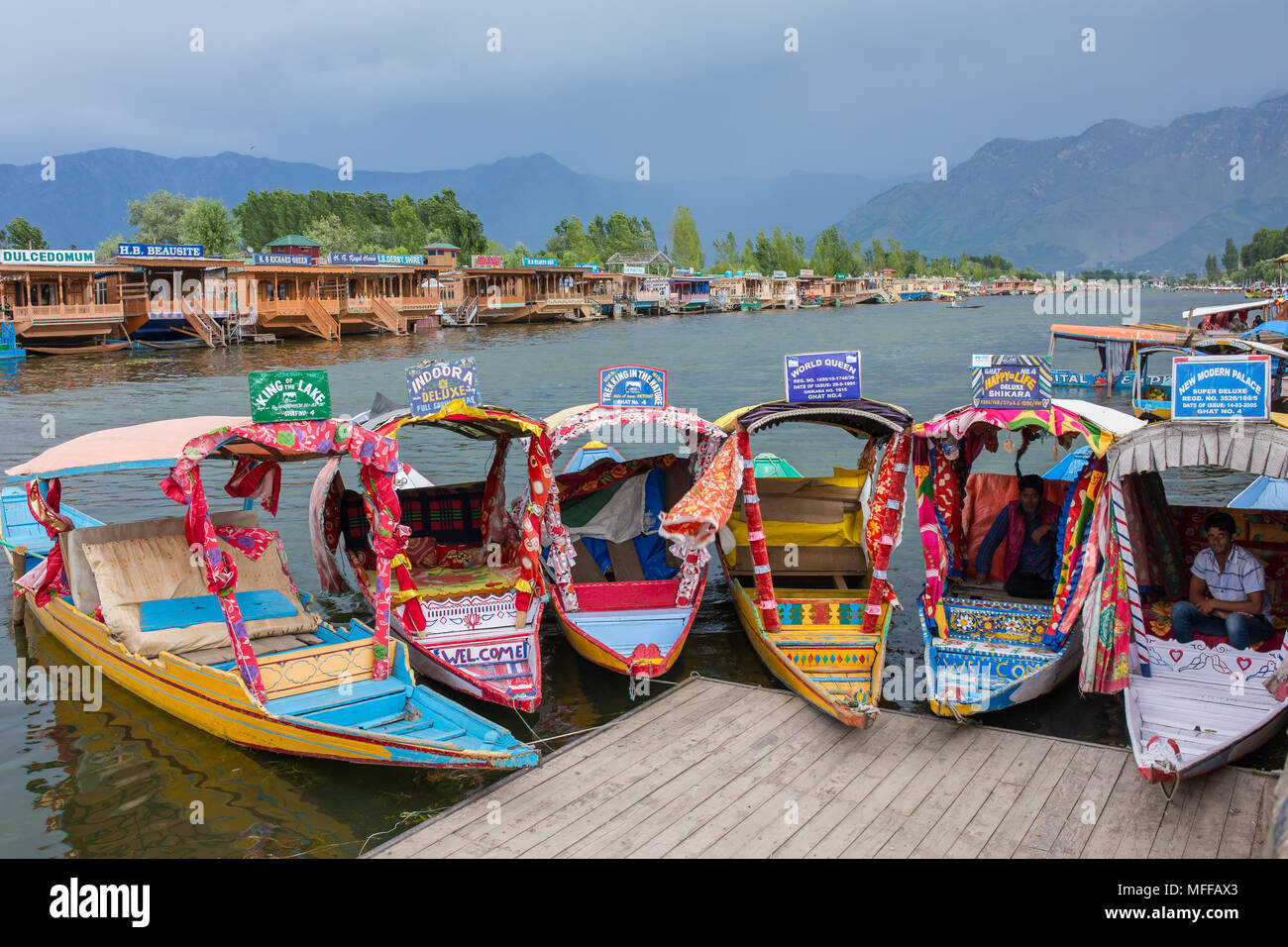 Srinagar, India - 14 Giugno 2017: shikara colorate barche in Dal lago, Jammu e Kashmir in India. La popolazione locale utilizzare shikara per trasporto in dal lago Foto Stock