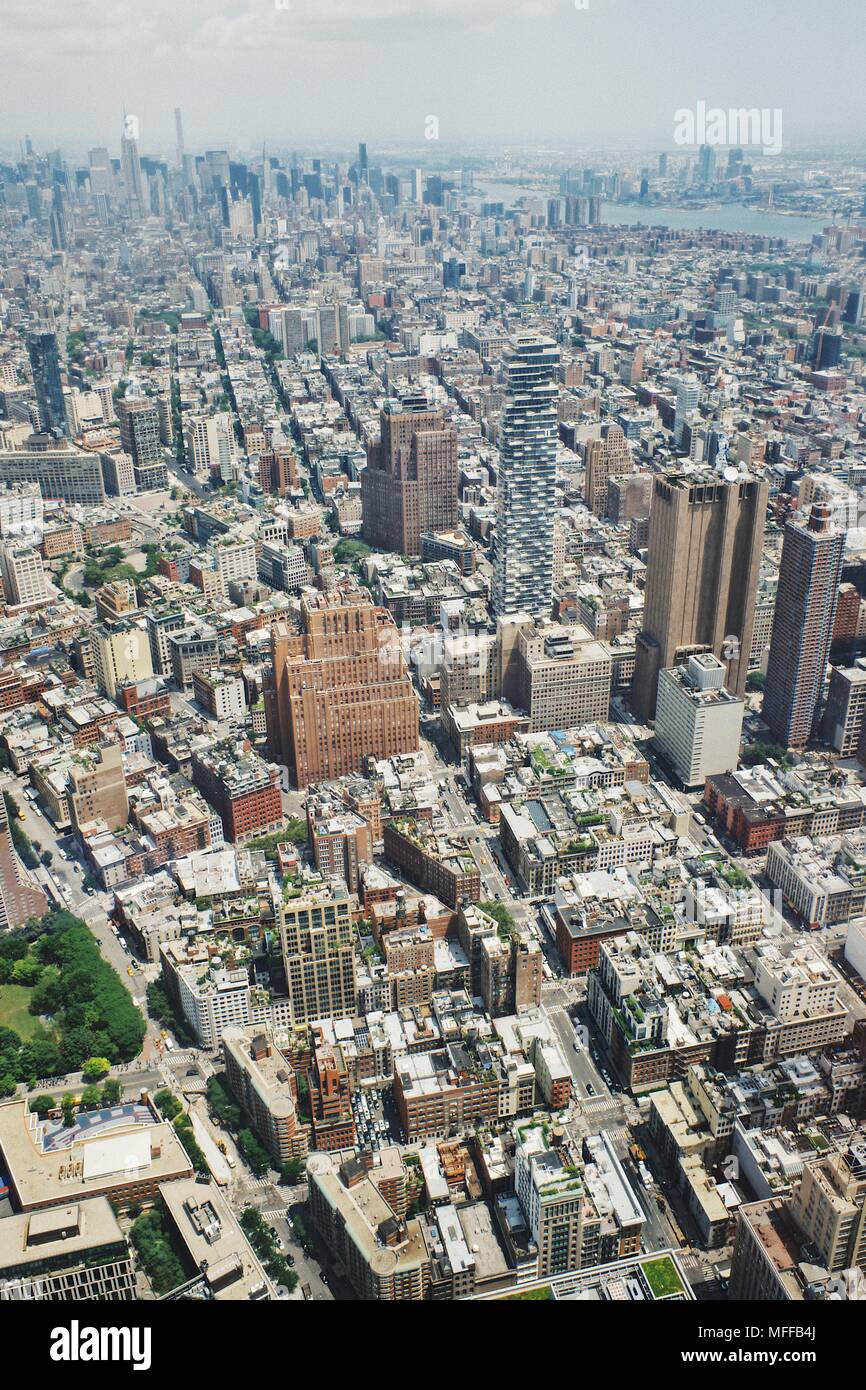 Volo sopra la città cerchio più ampio Foto Stock
