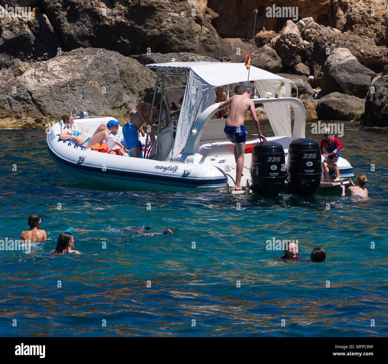 Le persone godono di attività balneare in una calda giornata estiva in Cala Deia beach, Mallorca, Spagna. Foto Stock