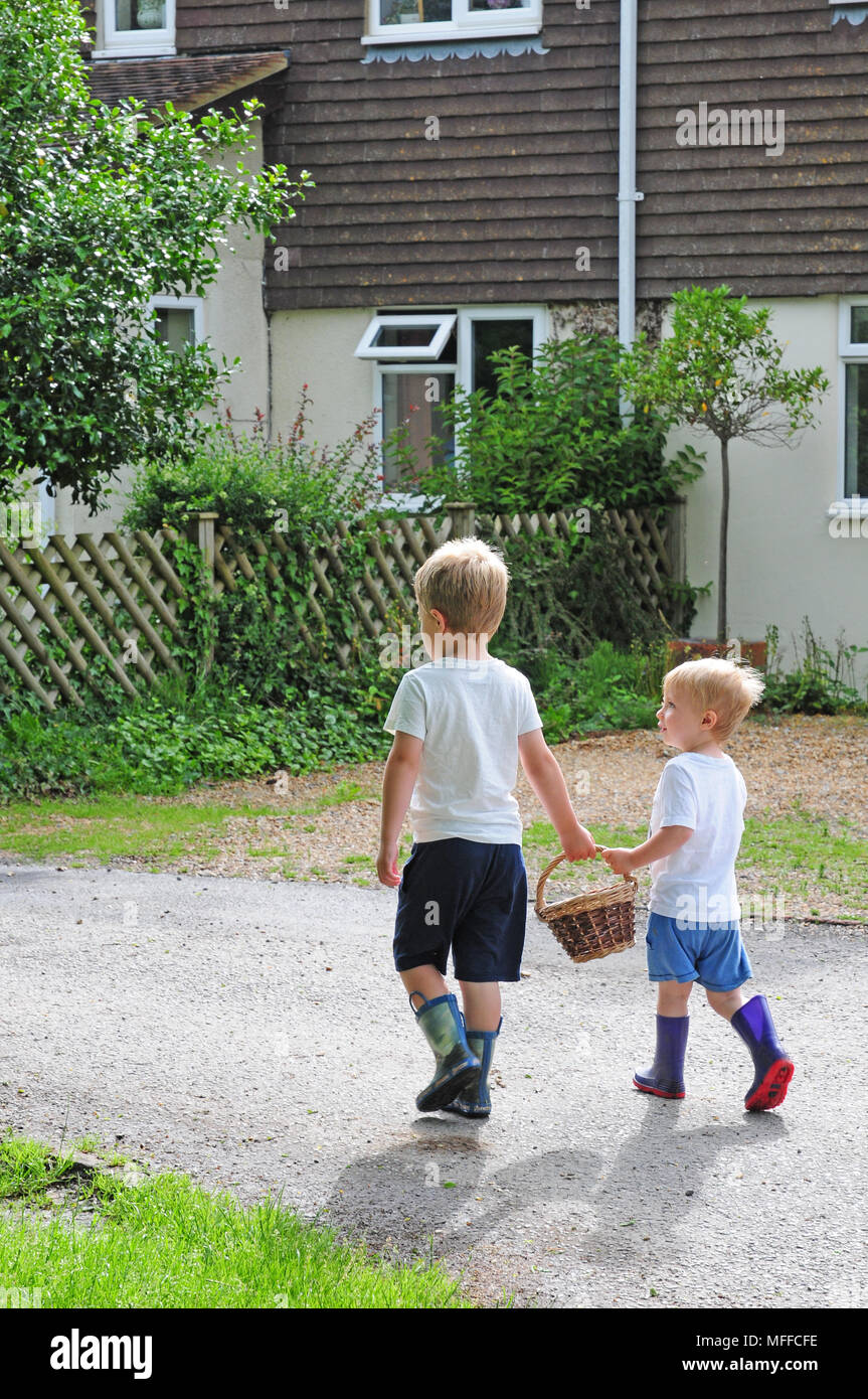 Due bambini piccoli che porta un cesto di uova. Foto Stock