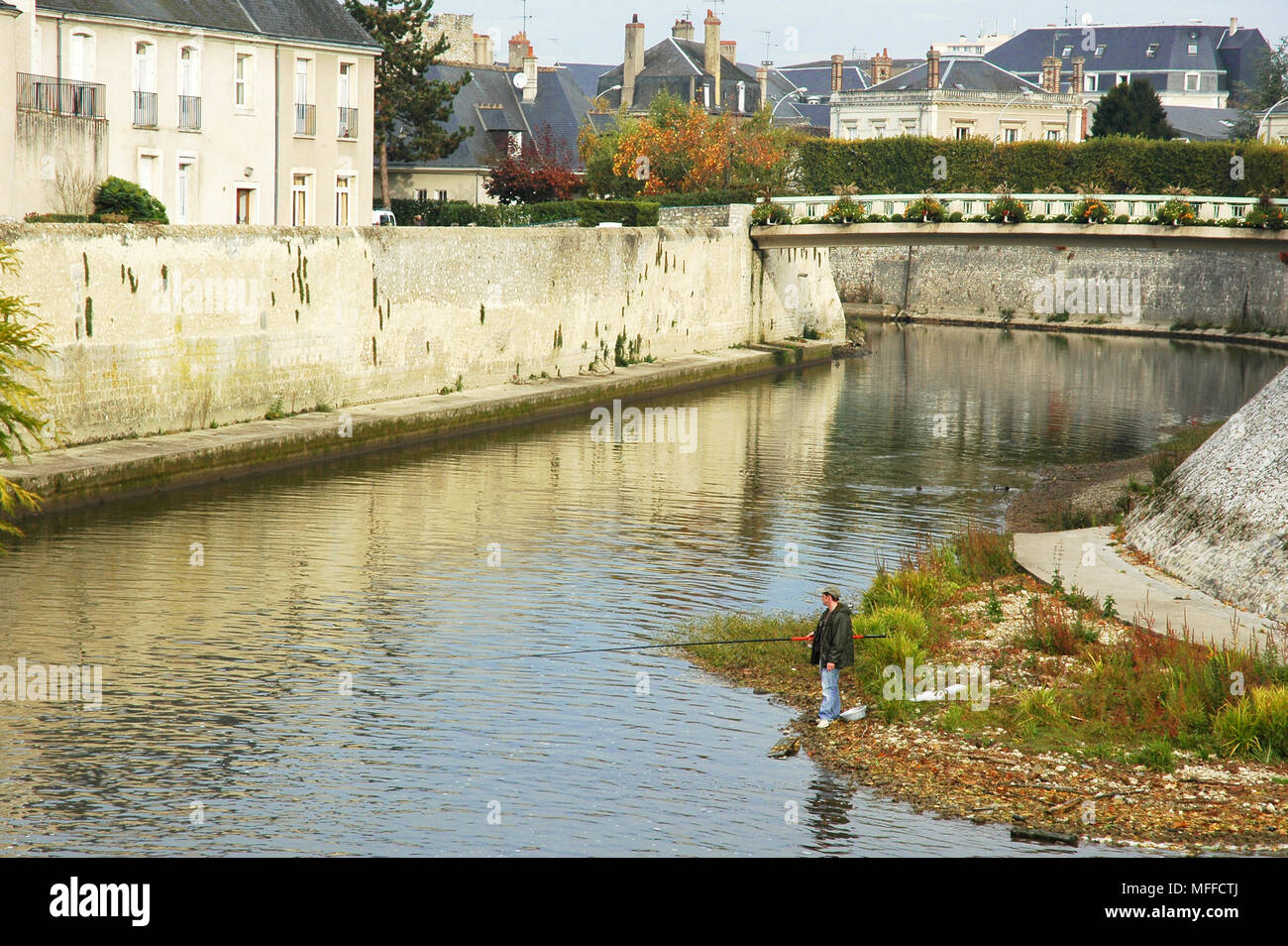 L'uomo la pesca nel fiume Loir, Vendome. La mattina presto. Foto Stock