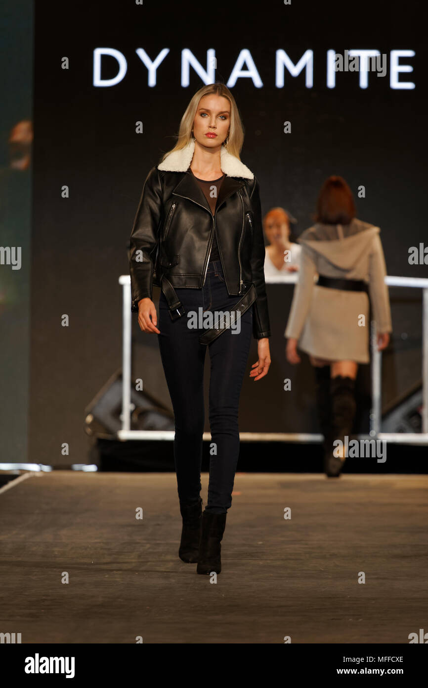 Montreal, Canada. Un modello pone sulla pista alla dinamite caduta preview fashion show tenutosi durante la Moda e Design Festival. Foto Stock