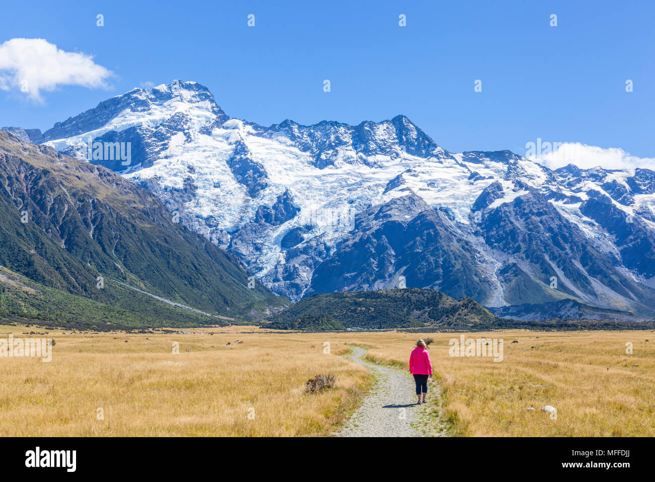 Nuova Zelanda Isola del Sud della Nuova Zelanda donna turista (modello rilasciato) passeggiate sul lungomare nel parco nazionale di Mount Cook Isola del Sud della Nuova Zelanda Foto Stock