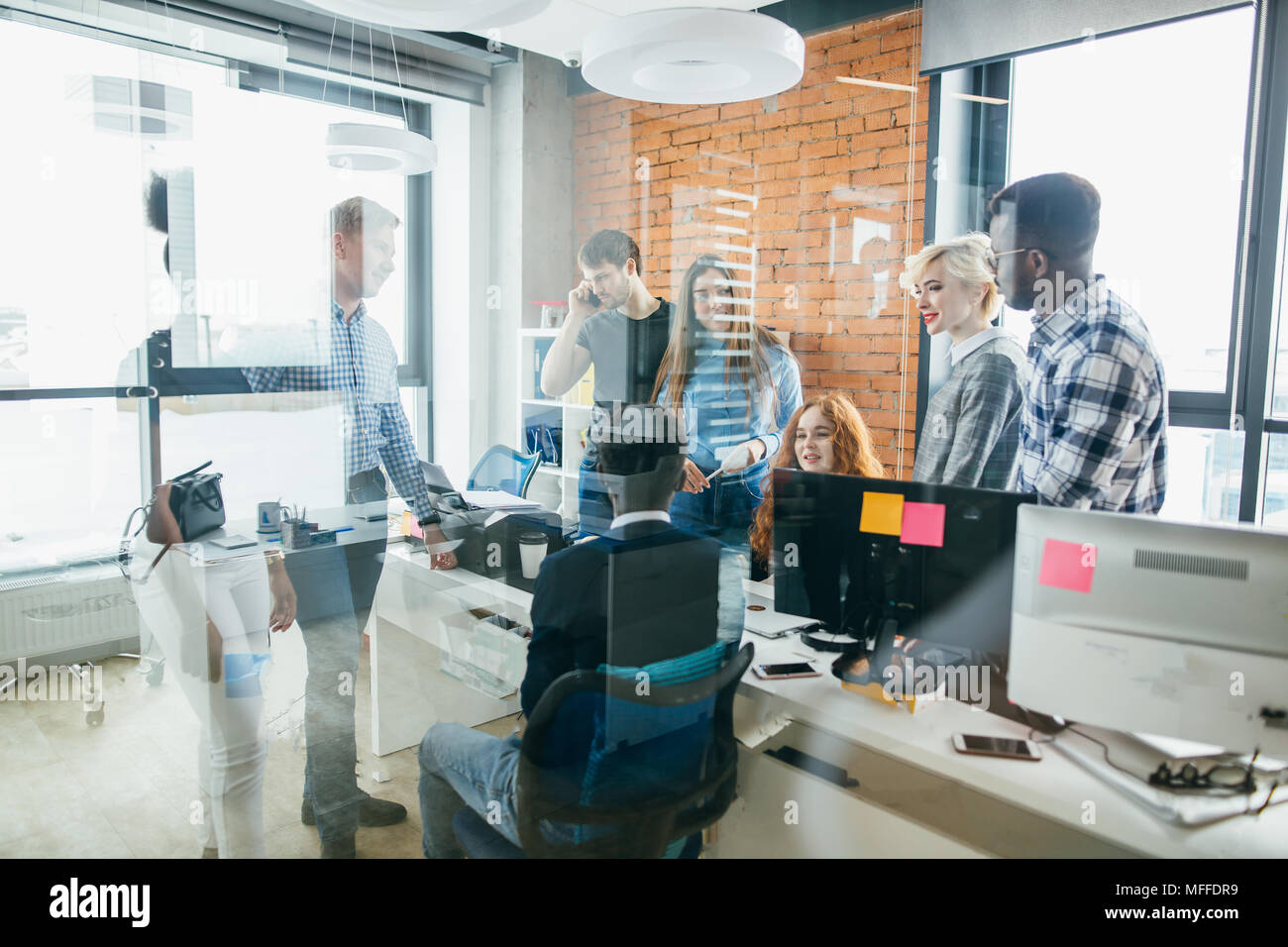 Partner di lavoro a prendere accordi, a discutere di un piano di attività per la prospera attività in ufficio con pareti in vetro Foto Stock