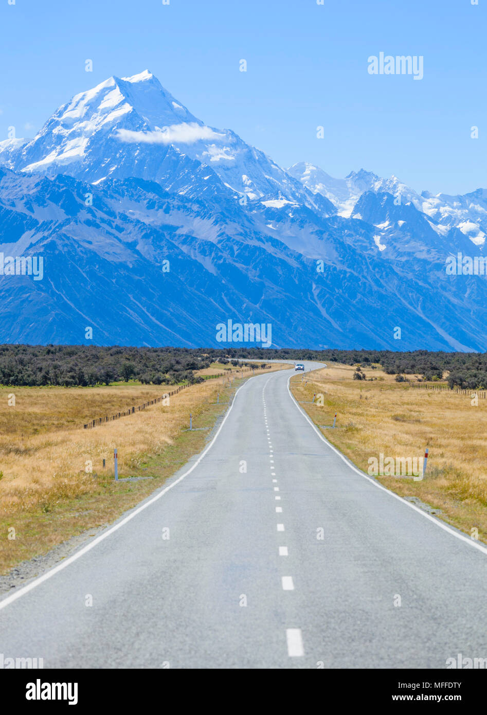 Nuova Zelanda Isola del Sud della Nuova Zelanda una dritta strada vuota con assenza di traffico nel parco nazionale di Mount Cook Nuova Zelanda Foto Stock