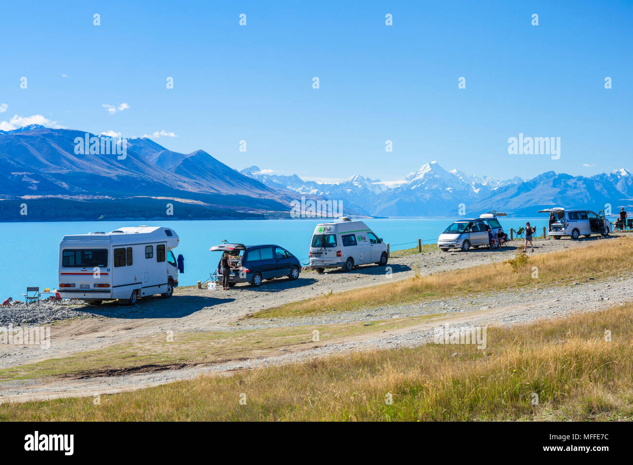 Nuova Zelanda Isola del Sud della Nuova Zelanda camper parcheggiato a fianco del Lago Pukaki nuova zelanda parco nazionale di Mount Cook Lago Pukaki nuova zelanda nz Foto Stock