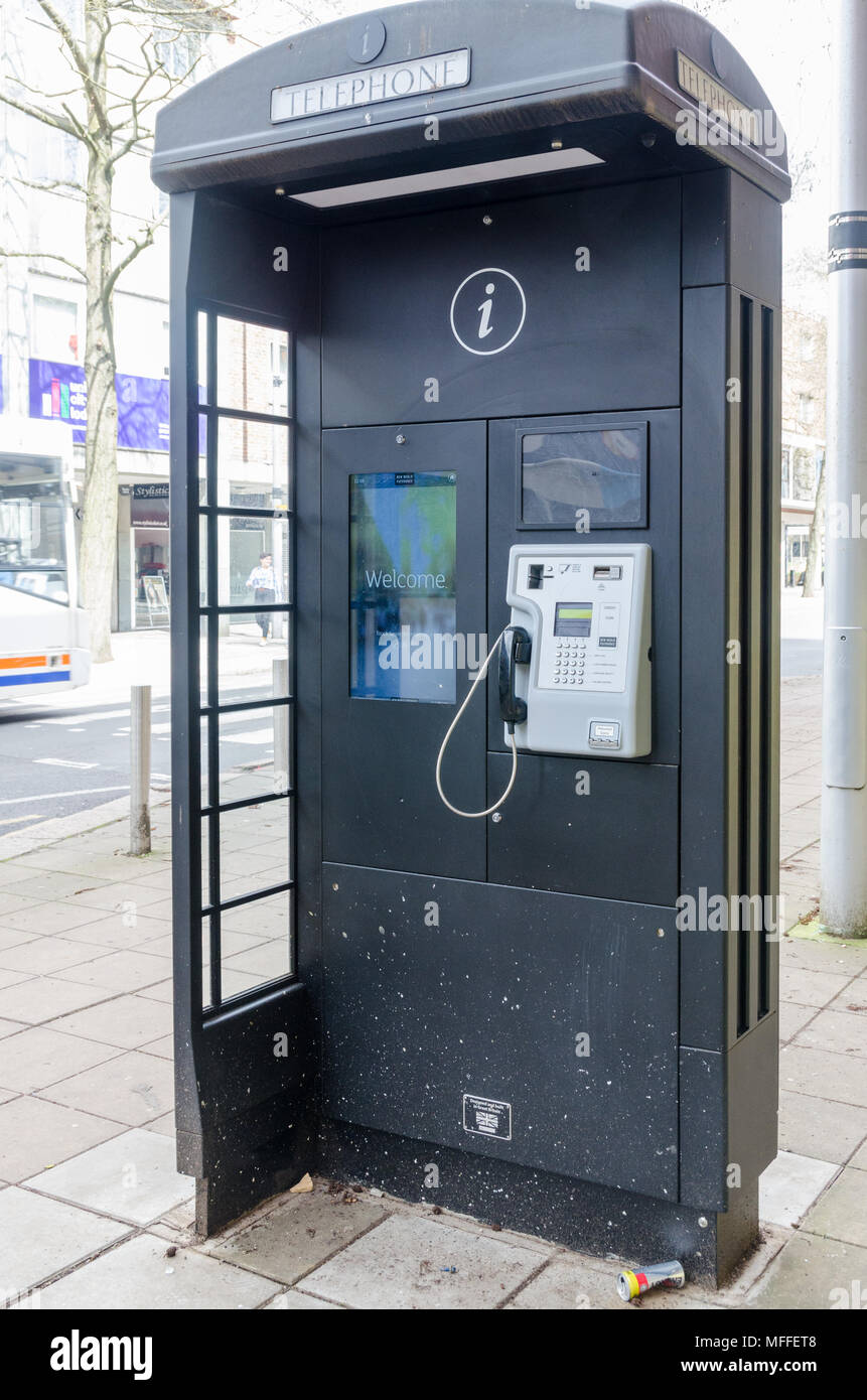 Nero moderne cabine telefoniche con tecnologia touchscreen a Coventry, Regno Unito Foto Stock