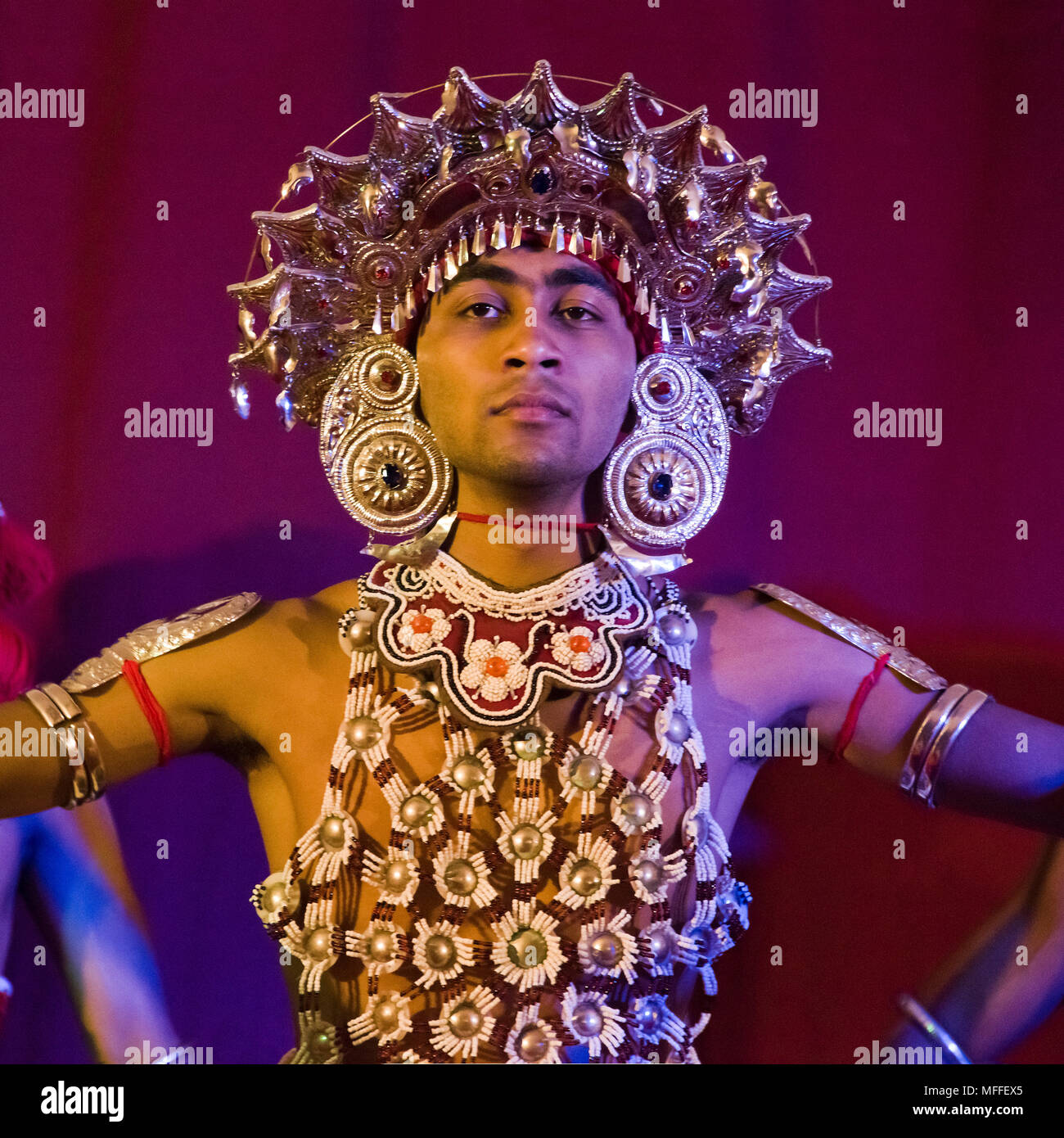 Orizzontale Verticale Square ritratto di una ballerina Kandyan, Kandy, Sri Lanka. Foto Stock