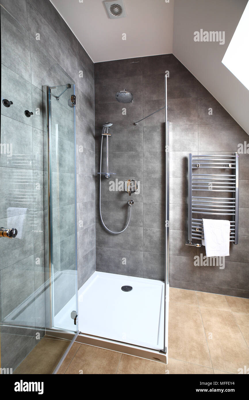 Pulire interni moderni e di un piccolo bagno con doccia quadrata cabina Foto Stock