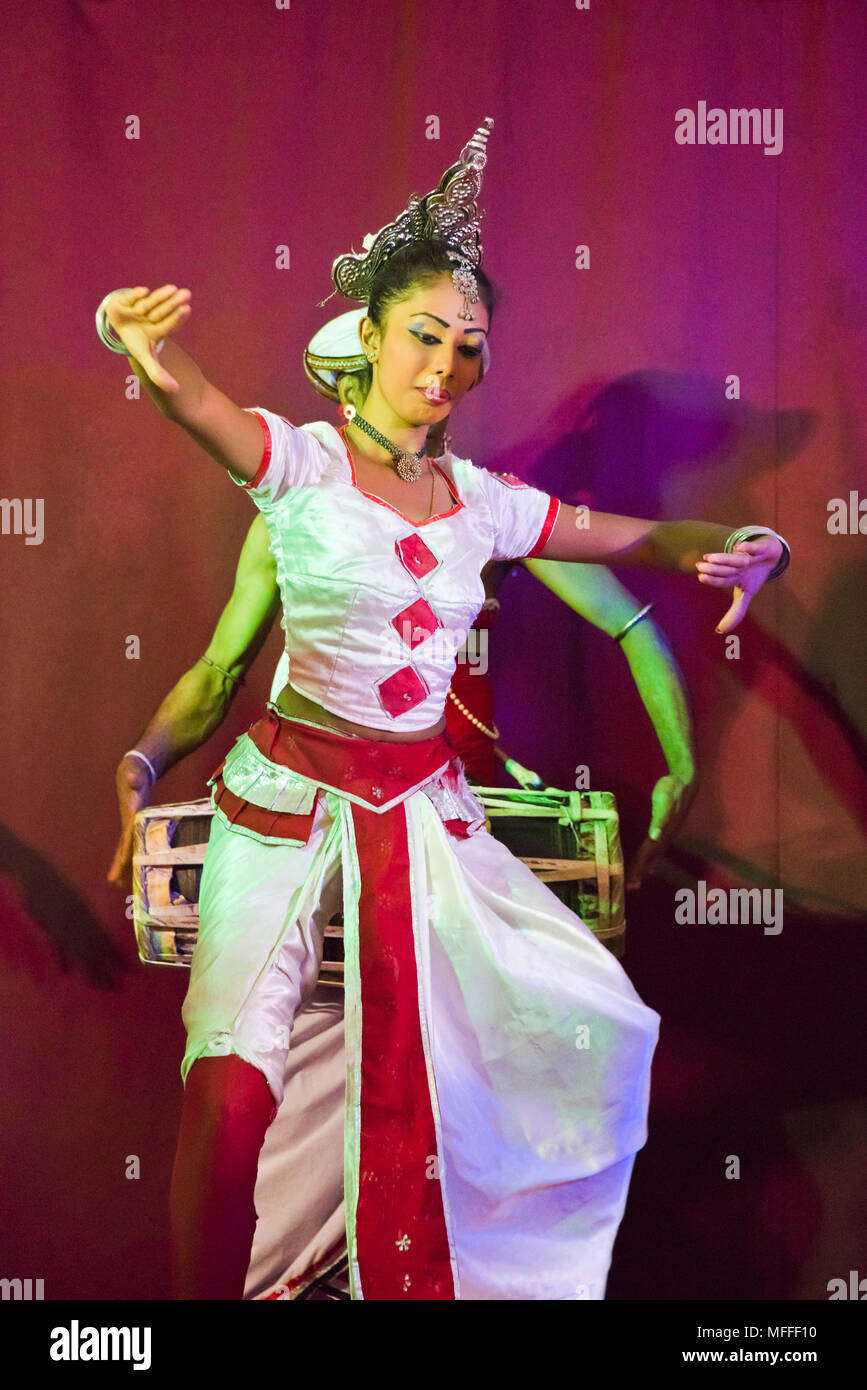Ritratto verticale di una femmina di Kandyan ballerina, Kandy, Sri Lanka. Foto Stock