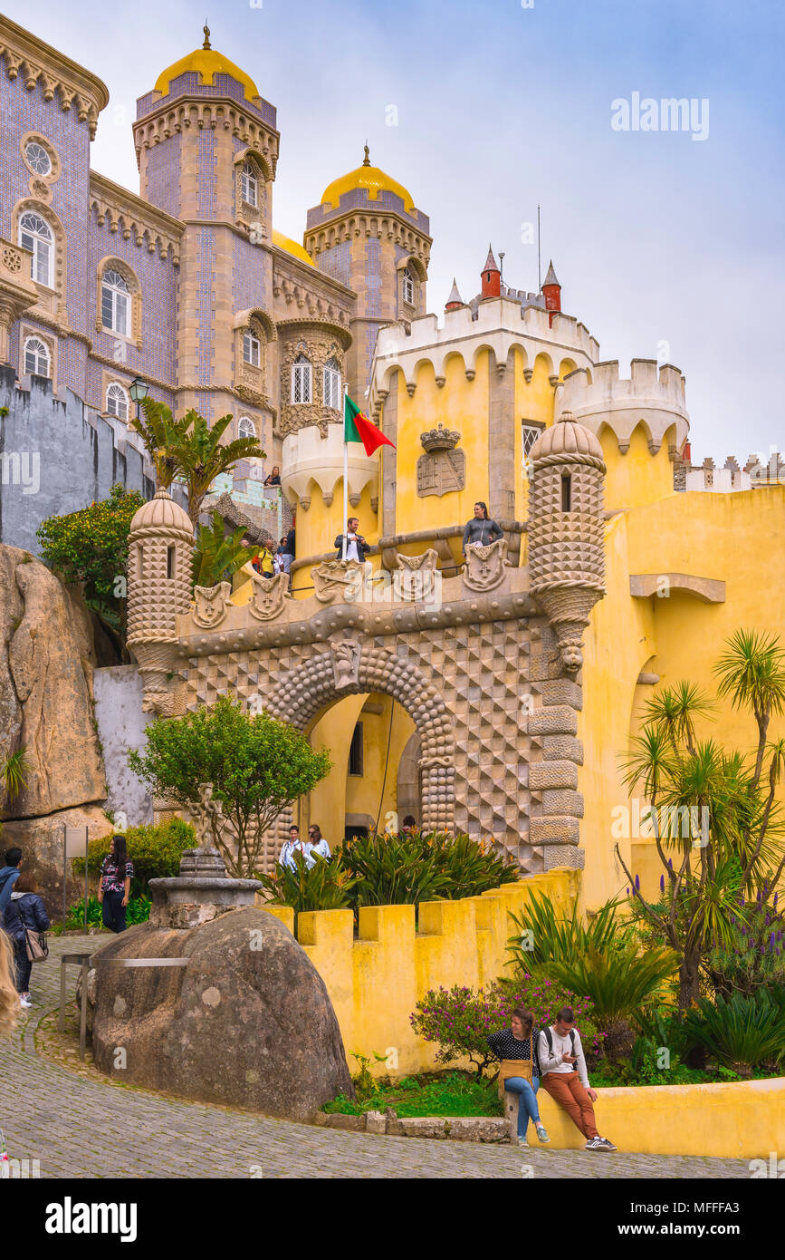 Sintra Palacio da pena, vista dell'ingresso al famoso Palacio da pena situato su una collina a sud di Sintra, Portogallo. Foto Stock