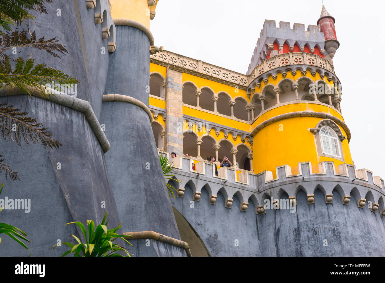Sintra Palace Portugal, vista degli enormi bastioni e contrafforti che sostengono il colorato Palacio da pena a Sintra, Portogallo. Foto Stock