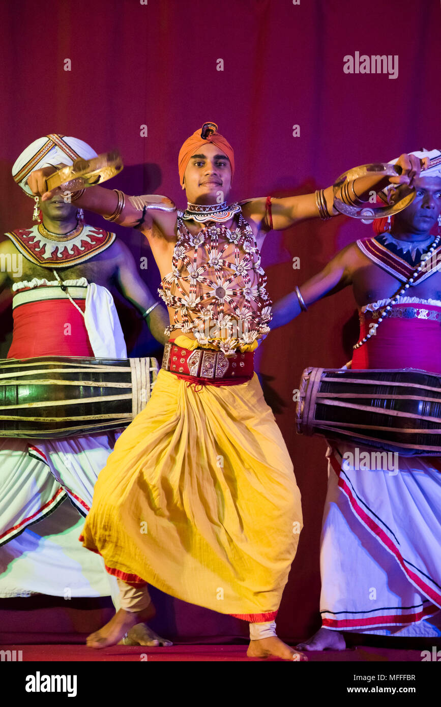 Ritratto verticale di un ballerino Kandyan, Kandy, Sri Lanka. Foto Stock