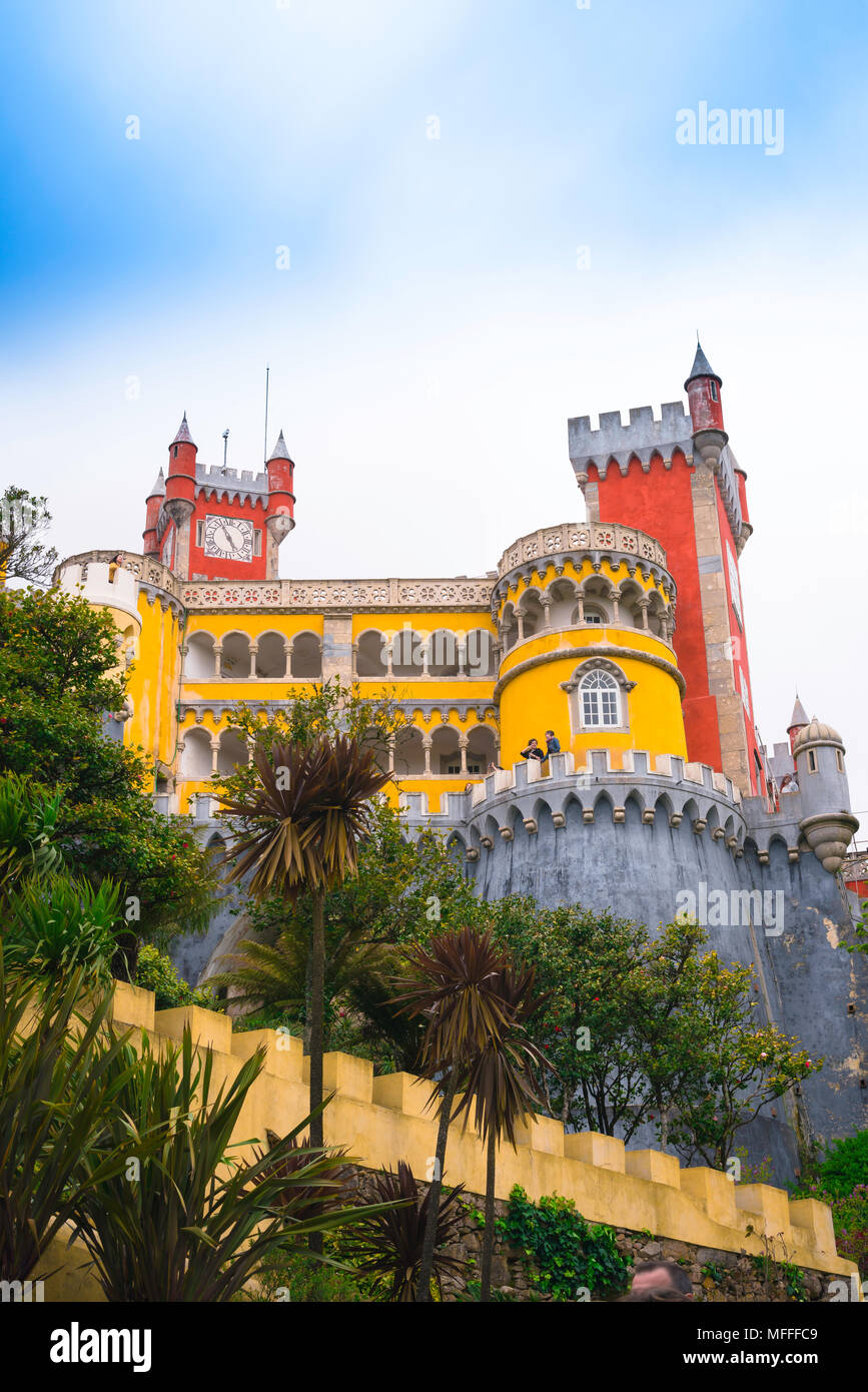 Portogallo - Architettura, vista la colorata landmark palace, il Palacio da Pena situato su una collina a sud di Sintra, Portogallo. Foto Stock