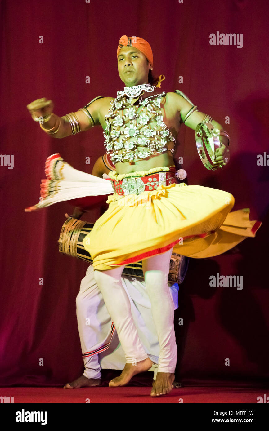 Ritratto verticale di un ballerino Kandyan, Kandy, Sri Lanka. Foto Stock